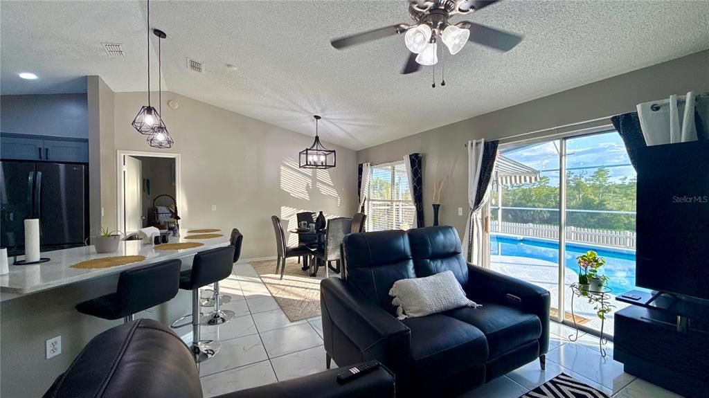 En Venta: $359,000 (3 camas, 2 baños, 1336 Pies cuadrados)