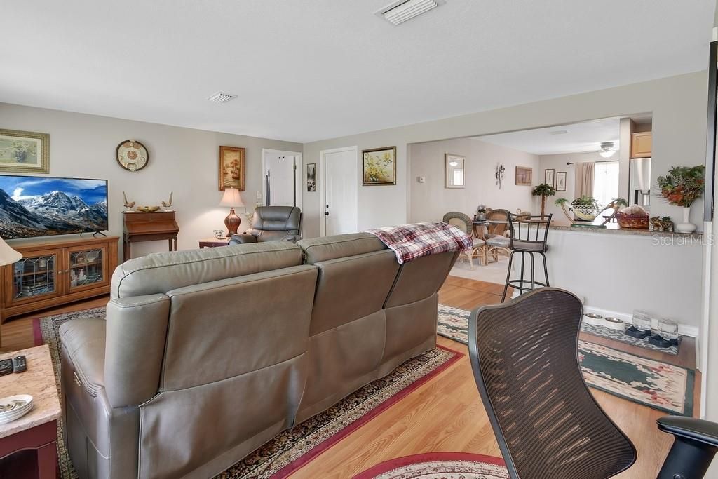 En Venta: $339,900 (3 camas, 3 baños, 1600 Pies cuadrados)