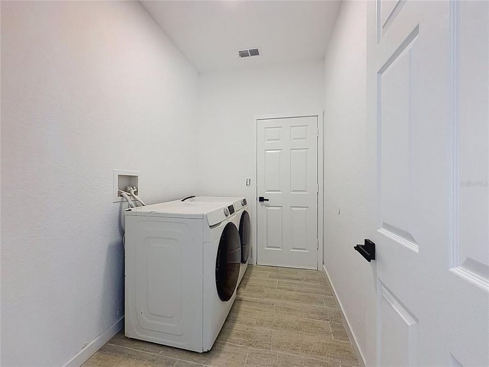 En Venta: $429,900 (4 camas, 2 baños, 2072 Pies cuadrados)