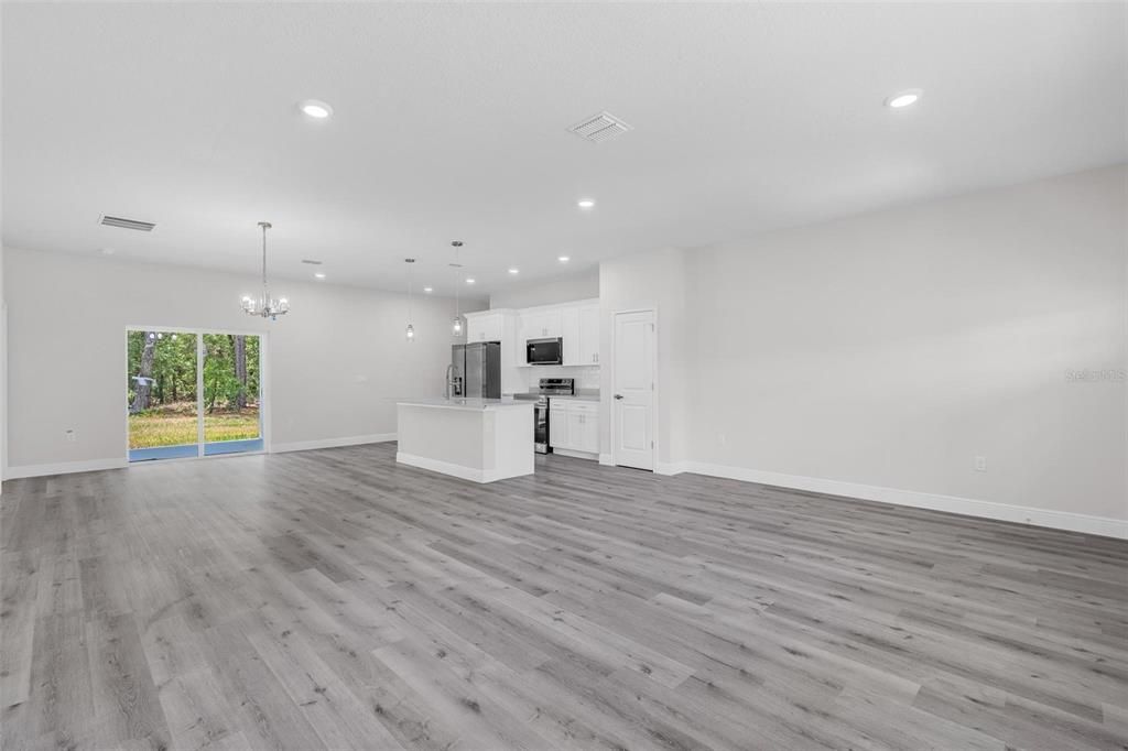 На продажу: $289,990 (4 спален, 2 ванн, 1845 Квадратных фут)