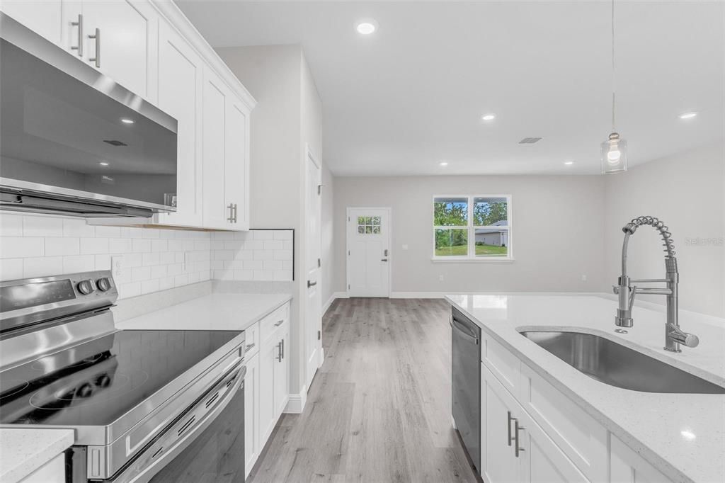 На продажу: $289,990 (4 спален, 2 ванн, 1845 Квадратных фут)