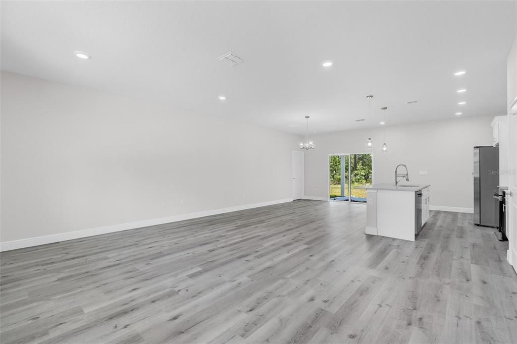 На продажу: $289,990 (4 спален, 2 ванн, 1845 Квадратных фут)