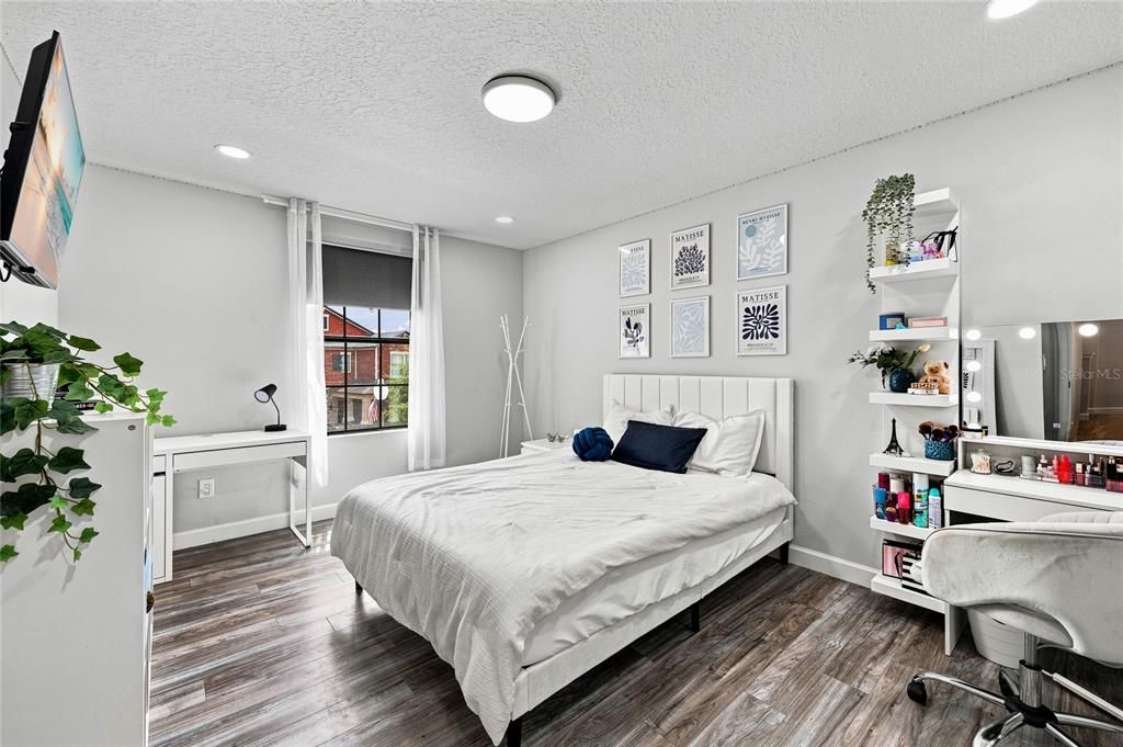 En Venta: $859,000 (4 camas, 2 baños, 2990 Pies cuadrados)