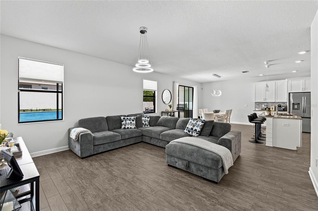 En Venta: $859,000 (4 camas, 2 baños, 2990 Pies cuadrados)