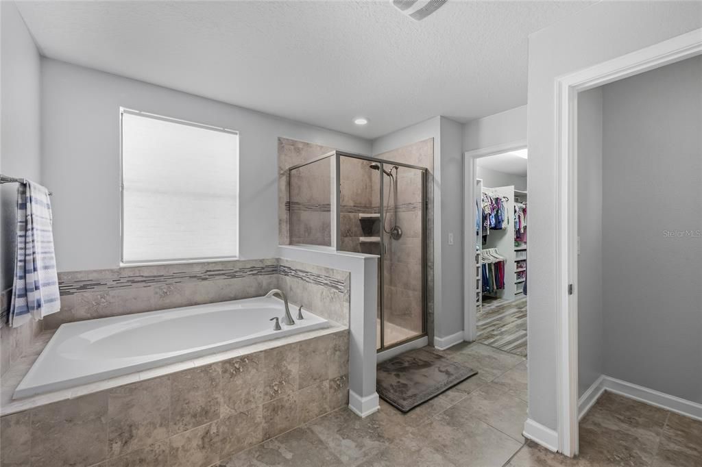 En Venta: $859,000 (4 camas, 2 baños, 2990 Pies cuadrados)