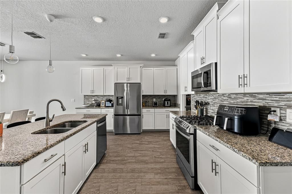 En Venta: $859,000 (4 camas, 2 baños, 2990 Pies cuadrados)