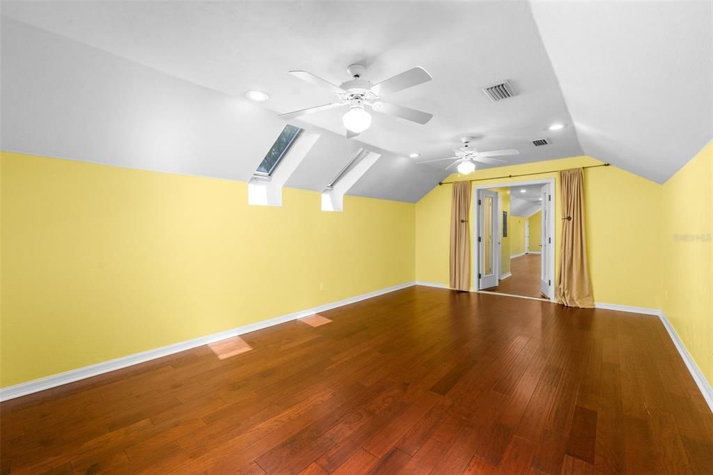 En Venta: $985,000 (5 camas, 4 baños, 3890 Pies cuadrados)