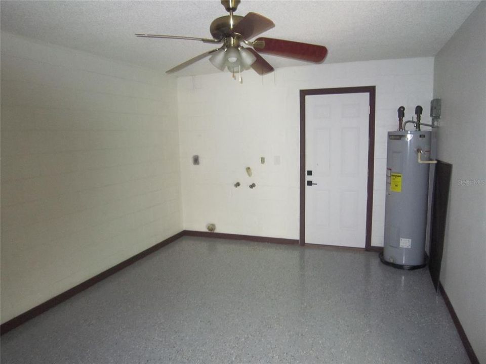 Active With Contract: $225,000 (2 beds, 1 baths, 1008 Square Feet)