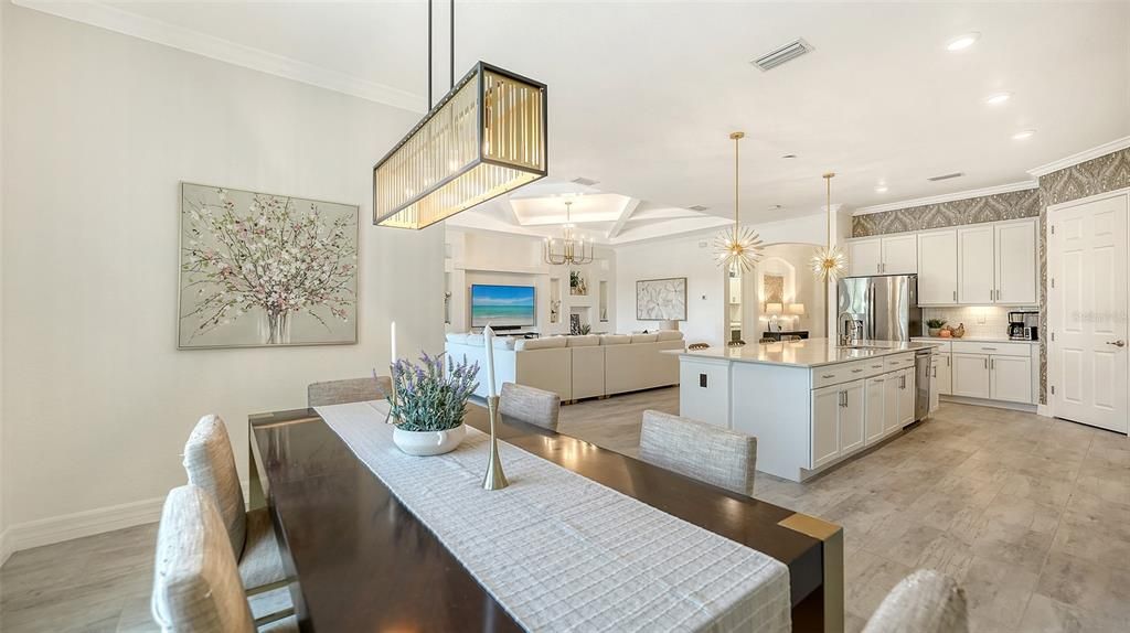 En Venta: $1,040,000 (3 camas, 3 baños, 2427 Pies cuadrados)
