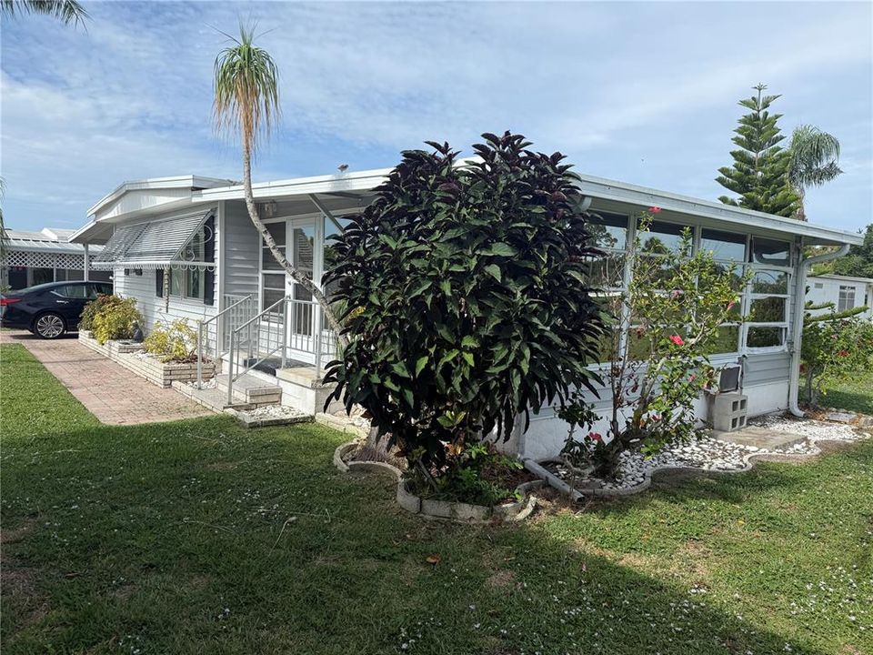 For Sale: $219,000 (2 beds, 2 baths, 1104 Square Feet)