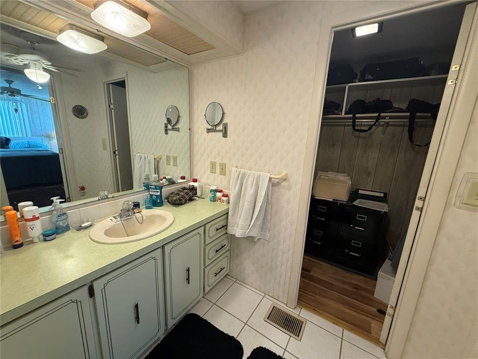 For Sale: $219,000 (2 beds, 2 baths, 1104 Square Feet)