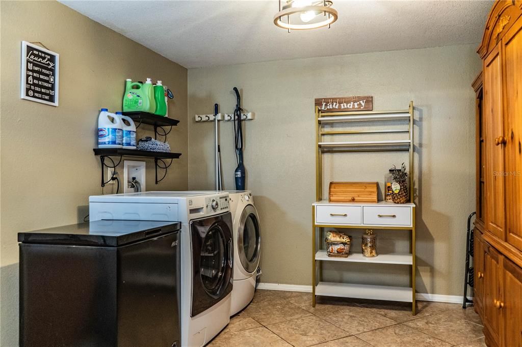 На продажу: $284,900 (3 спален, 2 ванн, 1560 Квадратных фут)
