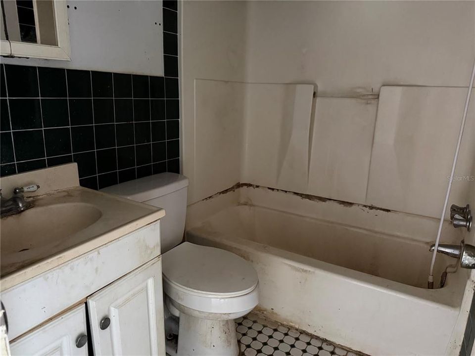 На продажу: $159,900 (2 спален, 1 ванн, 902 Квадратных фут)