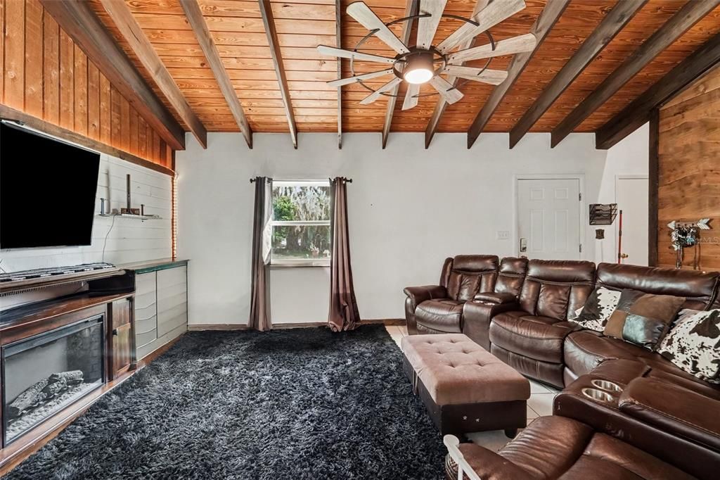 На продажу: $350,000 (4 спален, 2 ванн, 1903 Квадратных фут)