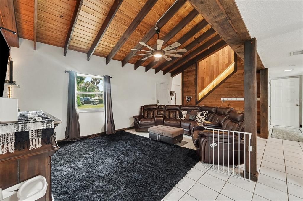 На продажу: $350,000 (4 спален, 2 ванн, 1903 Квадратных фут)