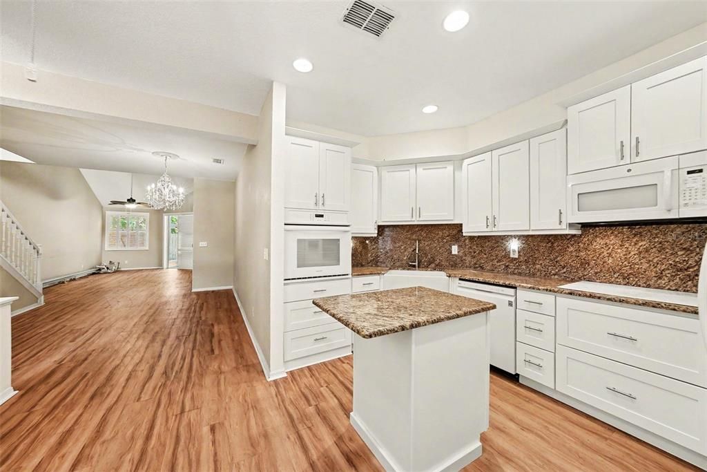 На продажу: $347,999 (3 спален, 2 ванн, 1792 Квадратных фут)