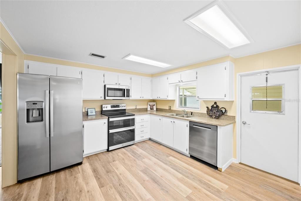 For Sale: $109,900 (2 beds, 2 baths, 1296 Square Feet)