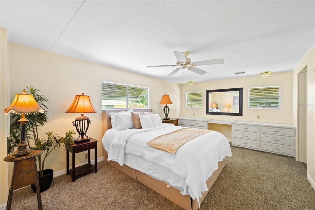 For Sale: $109,900 (2 beds, 2 baths, 1296 Square Feet)