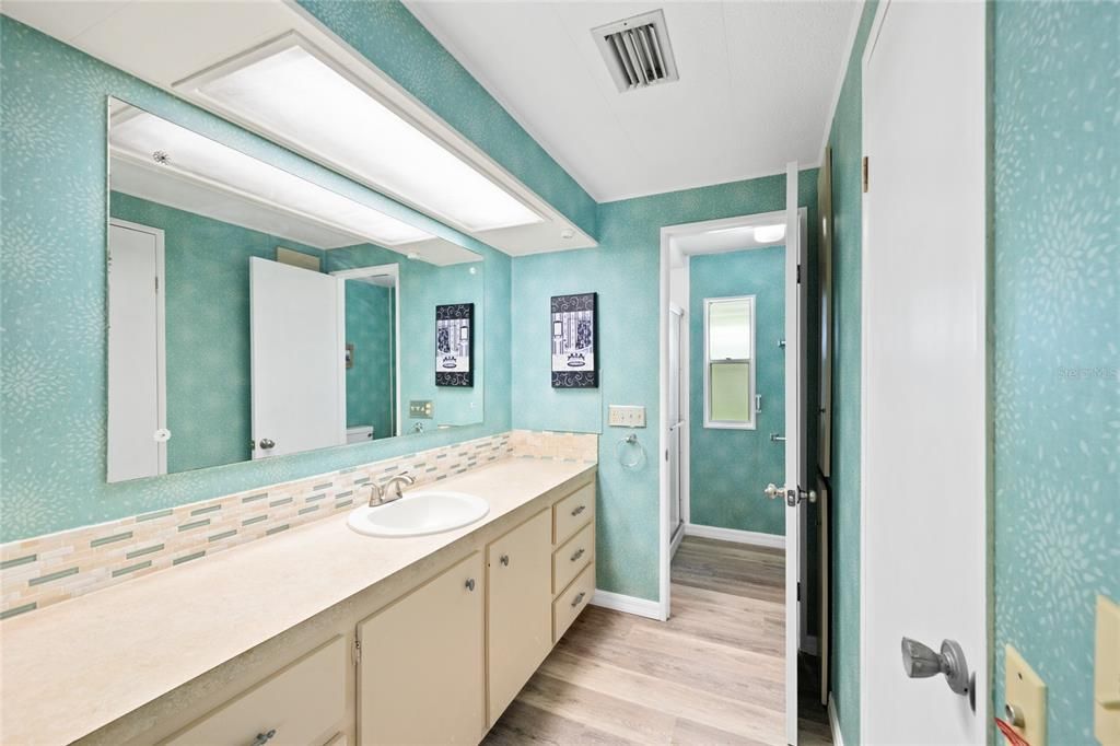 For Sale: $109,900 (2 beds, 2 baths, 1296 Square Feet)