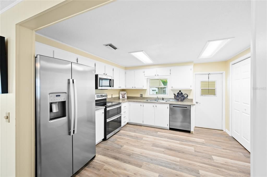 For Sale: $109,900 (2 beds, 2 baths, 1296 Square Feet)