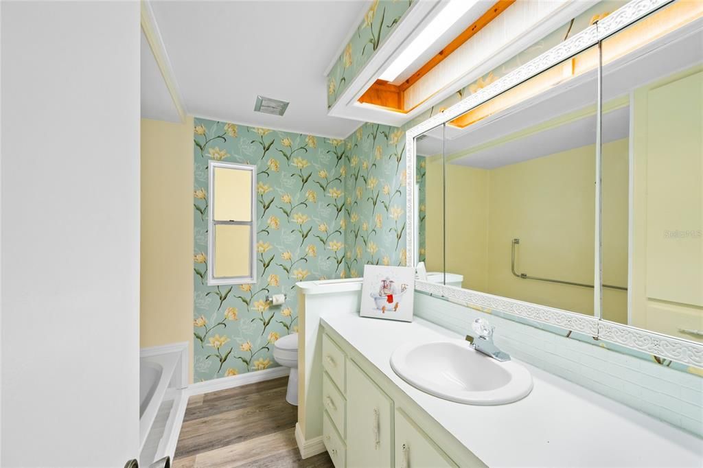 For Sale: $109,900 (2 beds, 2 baths, 1296 Square Feet)