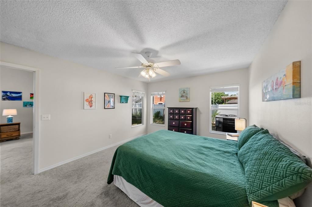 Activo con contrato: $320,000 (4 camas, 2 baños, 1701 Pies cuadrados)