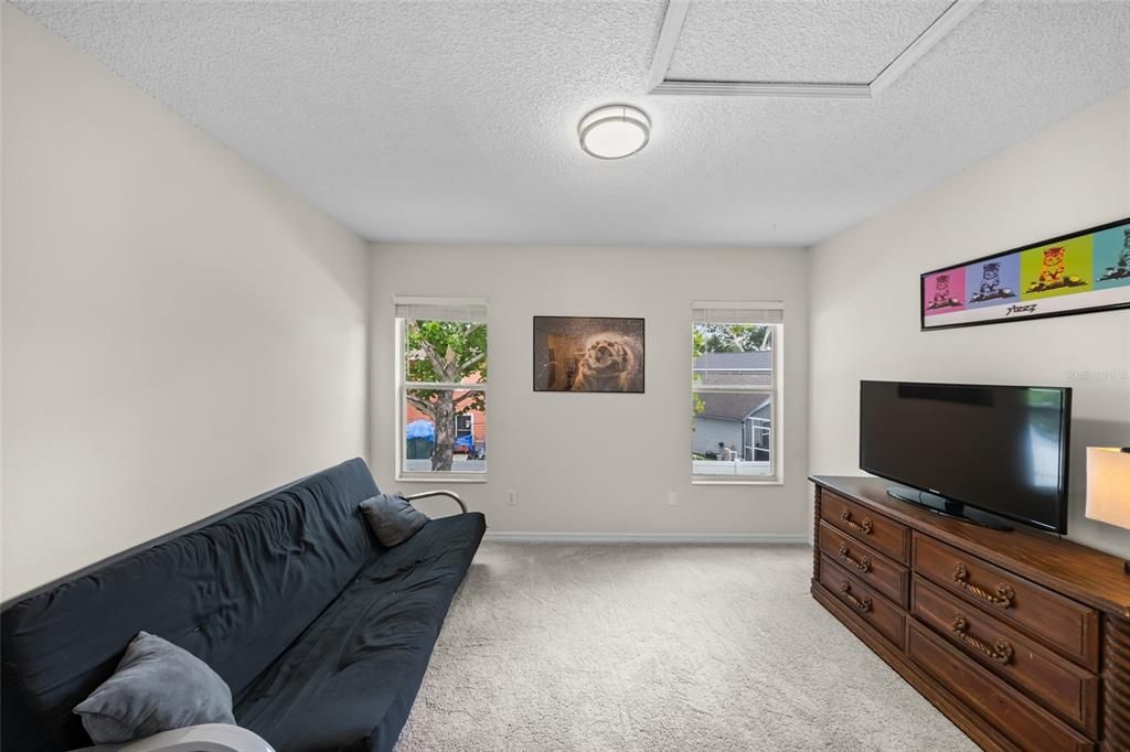 Activo con contrato: $320,000 (4 camas, 2 baños, 1701 Pies cuadrados)
