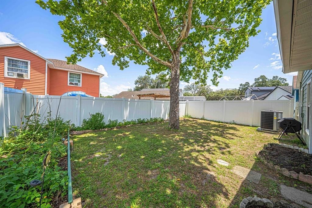 Activo con contrato: $320,000 (4 camas, 2 baños, 1701 Pies cuadrados)