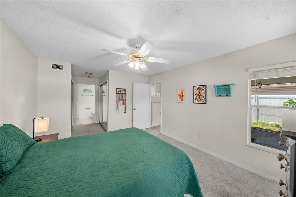 Activo con contrato: $320,000 (4 camas, 2 baños, 1701 Pies cuadrados)