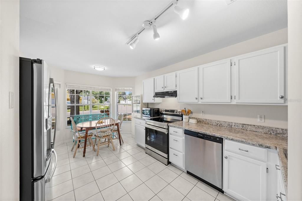 Activo con contrato: $320,000 (4 camas, 2 baños, 1701 Pies cuadrados)