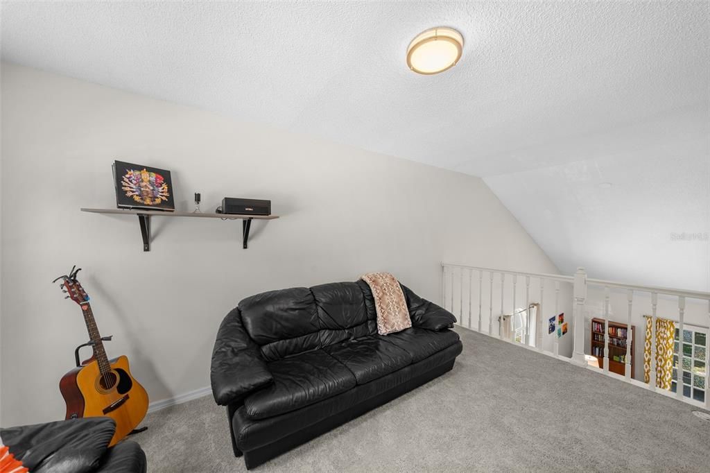 Activo con contrato: $320,000 (4 camas, 2 baños, 1701 Pies cuadrados)