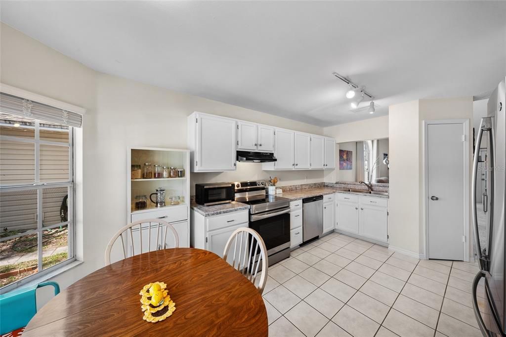 Activo con contrato: $320,000 (4 camas, 2 baños, 1701 Pies cuadrados)
