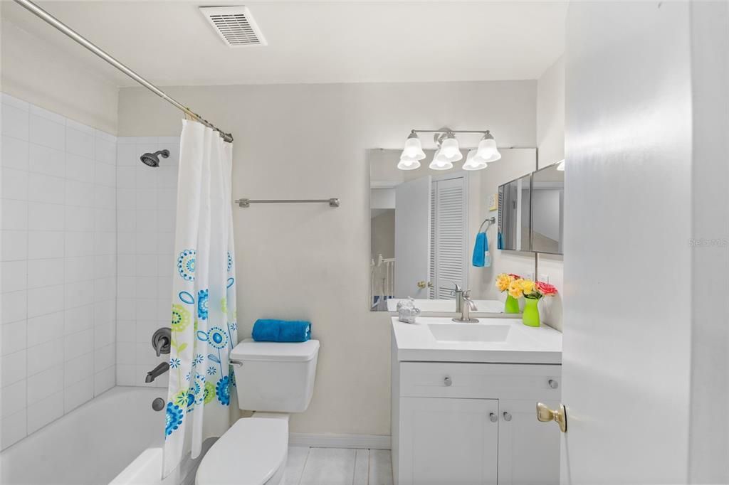 Activo con contrato: $320,000 (4 camas, 2 baños, 1701 Pies cuadrados)