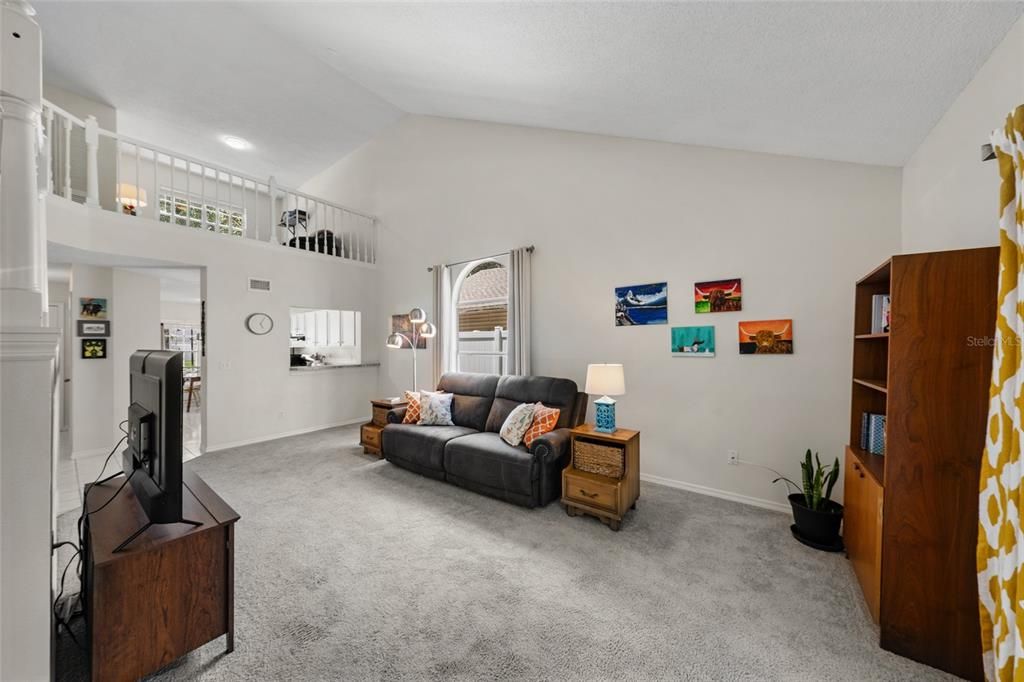 Activo con contrato: $320,000 (4 camas, 2 baños, 1701 Pies cuadrados)
