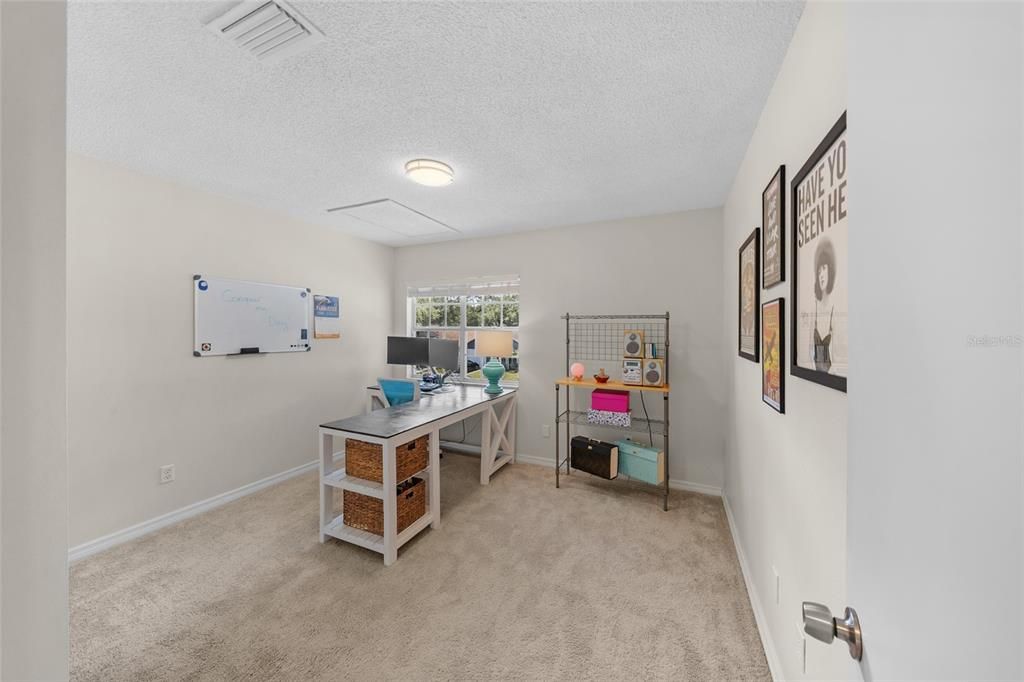 Activo con contrato: $320,000 (4 camas, 2 baños, 1701 Pies cuadrados)