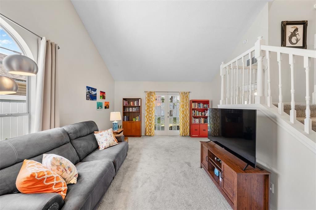 Activo con contrato: $320,000 (4 camas, 2 baños, 1701 Pies cuadrados)