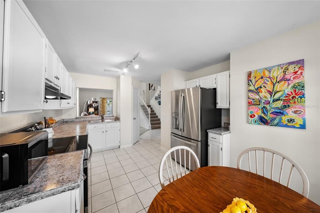 Activo con contrato: $320,000 (4 camas, 2 baños, 1701 Pies cuadrados)