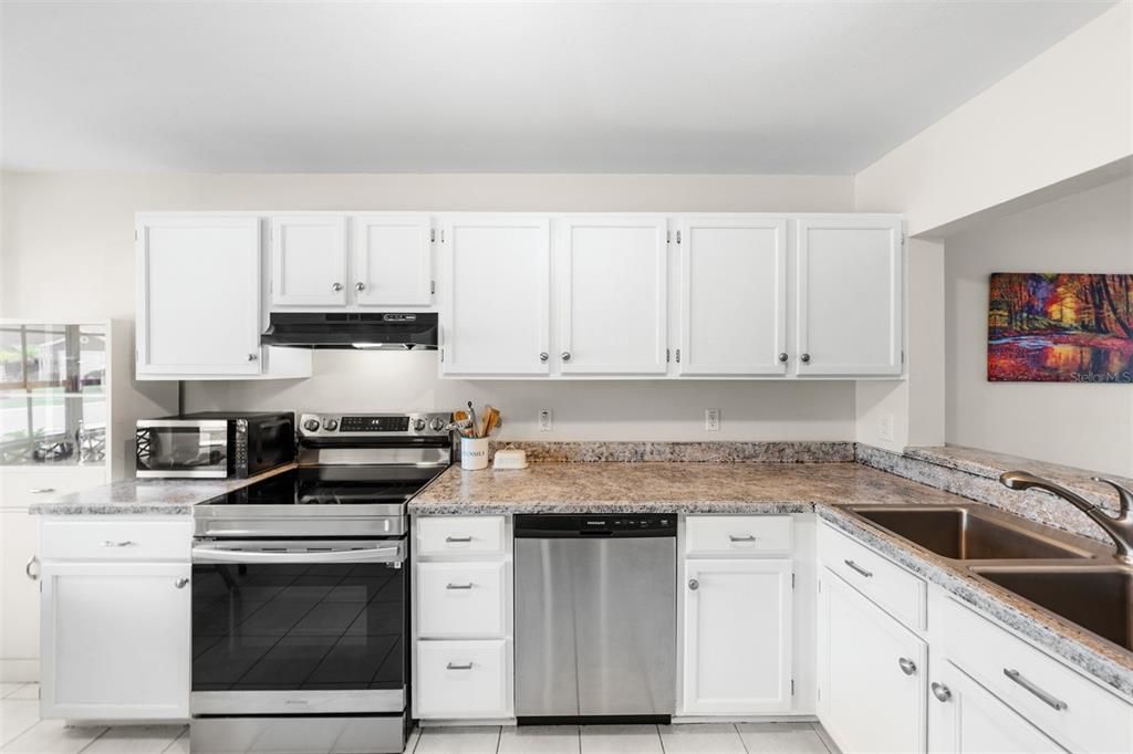 Activo con contrato: $320,000 (4 camas, 2 baños, 1701 Pies cuadrados)