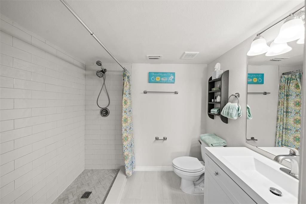 Activo con contrato: $320,000 (4 camas, 2 baños, 1701 Pies cuadrados)