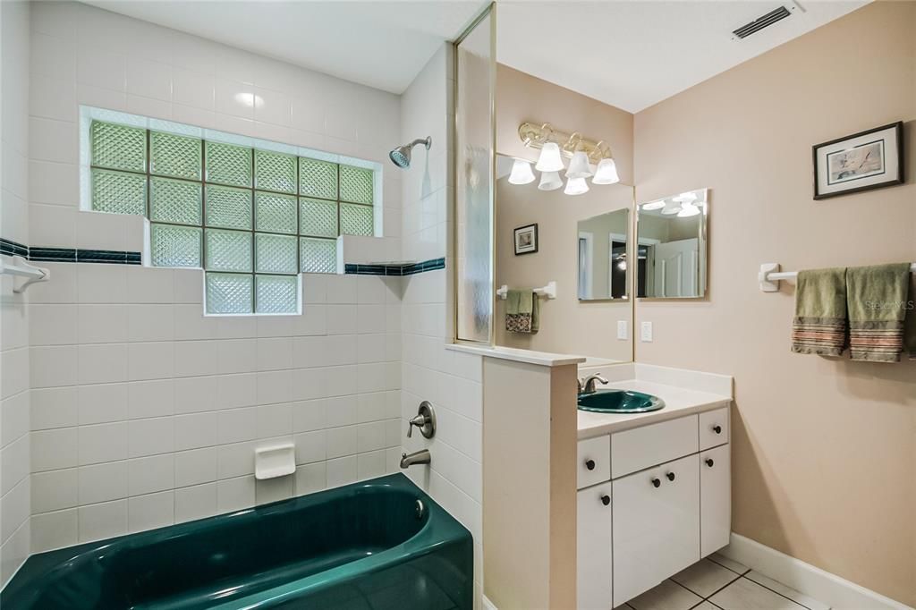 Activo con contrato: $419,995 (3 camas, 2 baños, 2068 Pies cuadrados)