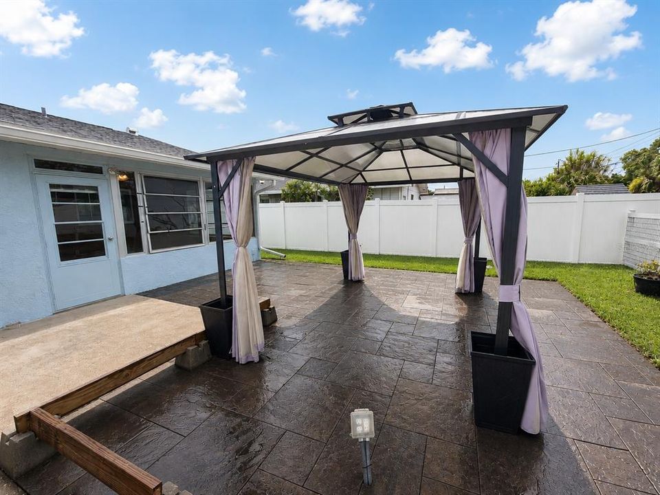 Activo con contrato: $424,900 (2 camas, 2 baños, 1422 Pies cuadrados)