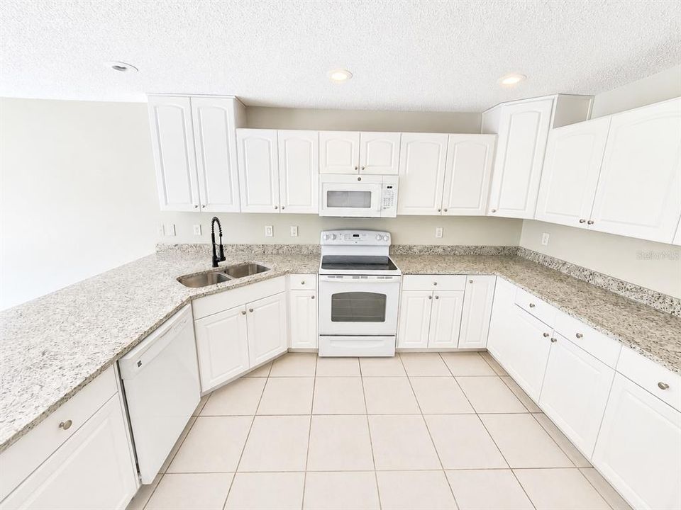 На продажу: $349,900 (3 спален, 2 ванн, 1808 Квадратных фут)
