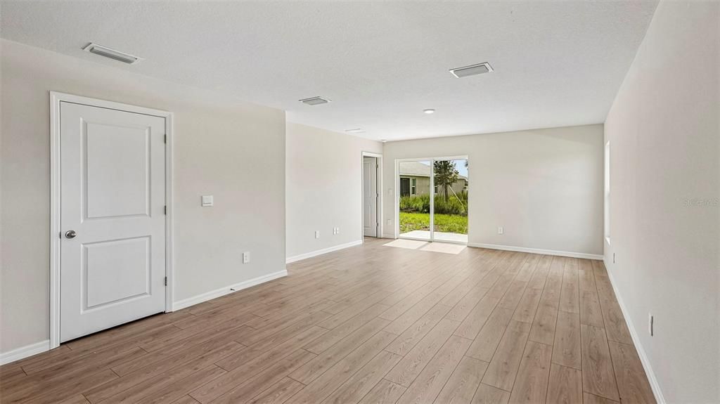 For Sale: $329,000 (5 beds, 2 baths, 1739 Square Feet)