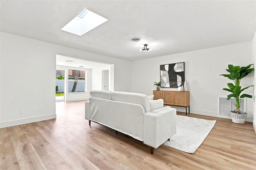 Activo con contrato: $439,000 (4 camas, 3 baños, 1940 Pies cuadrados)