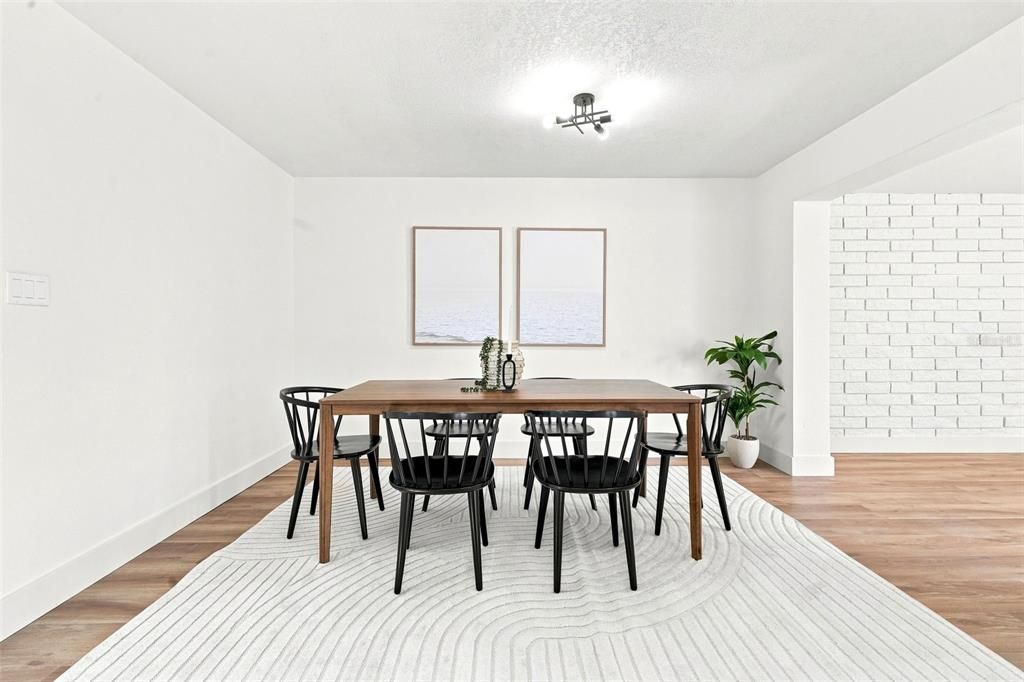 Activo con contrato: $439,000 (4 camas, 3 baños, 1940 Pies cuadrados)