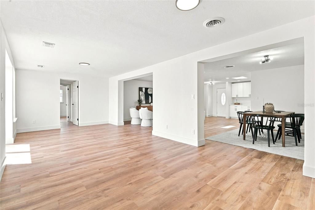 Activo con contrato: $439,000 (4 camas, 3 baños, 1940 Pies cuadrados)