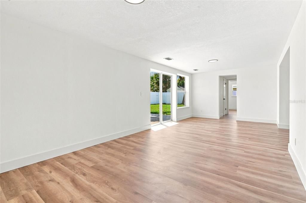Activo con contrato: $439,000 (4 camas, 3 baños, 1940 Pies cuadrados)