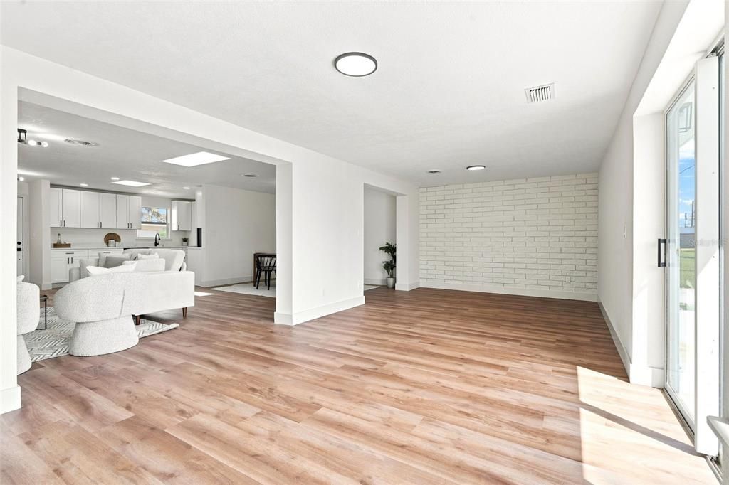 Activo con contrato: $439,000 (4 camas, 3 baños, 1940 Pies cuadrados)