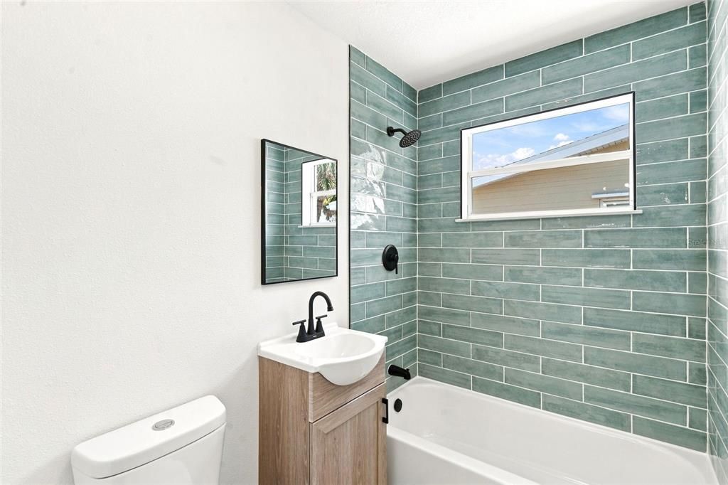 Activo con contrato: $439,000 (4 camas, 3 baños, 1940 Pies cuadrados)