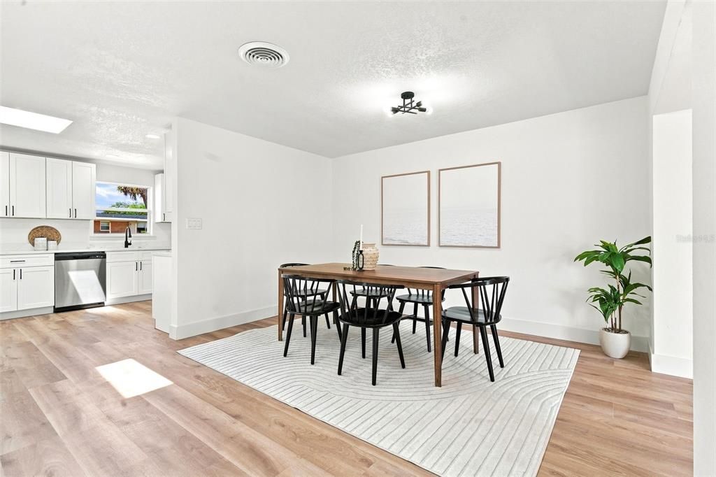 Activo con contrato: $439,000 (4 camas, 3 baños, 1940 Pies cuadrados)